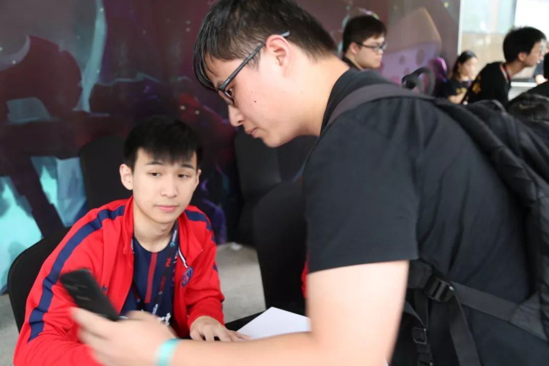队长 Bdd ！ Bdd 的标志性Tsar在多次团队战中表现出色， KT Rolster 赢得了第一场比赛。